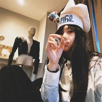 穿黑衣的女孩 在线观看